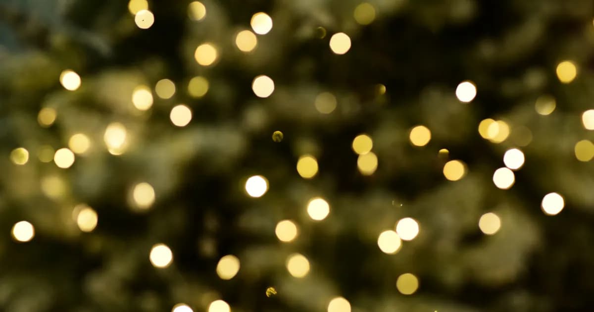 Blurred bokeh lights evoke a warm and festive holiday mood